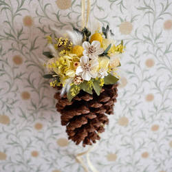 松ぼっくりと花 スプリングイエローの松ぼっくり飾り 春限定2025 ドライフラワー titi