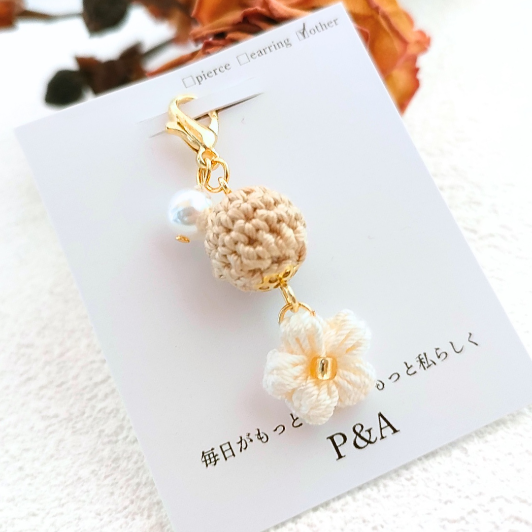 お花のマスクチャーム２個セット⭐️⭐️ハンドメイド マスクでもおしゃれができるよ♪ふんわり可愛いお花とニットボールの
