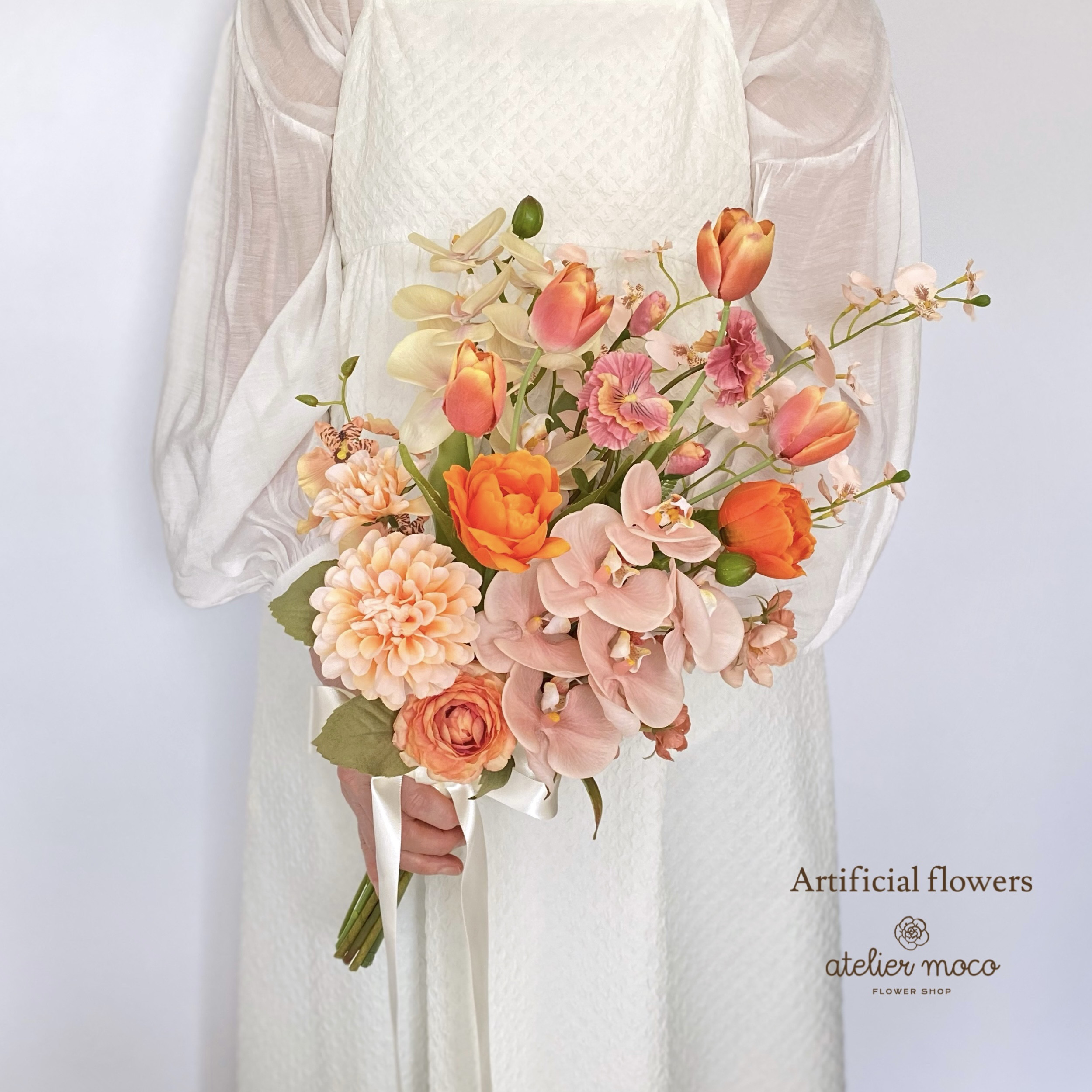 【受注再販】テラコッタ チューリップと胡蝶蘭の クラッチブーケ（造花・ウェディング・結婚式・前撮り・フォト・ブーケ