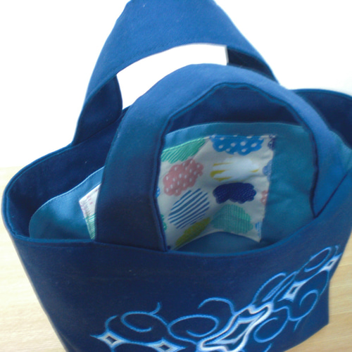 アイヌ刺しゅう 紺色に水色 37㎝×45㎝ アイヌ刺しゅう 紺色に水色 37