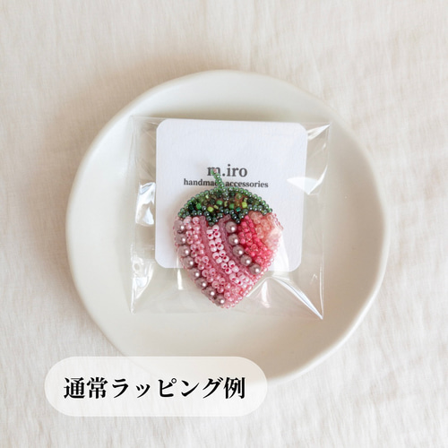 ピンクのいちごのビーズ刺繍ブローチ ブローチ m.iro 通販 18824540