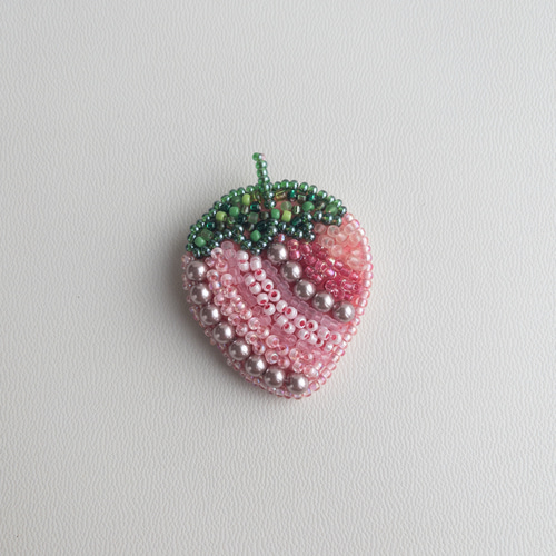 ピンクのいちごのビーズ刺繍ブローチ ブローチ m.iro 通販 18824540