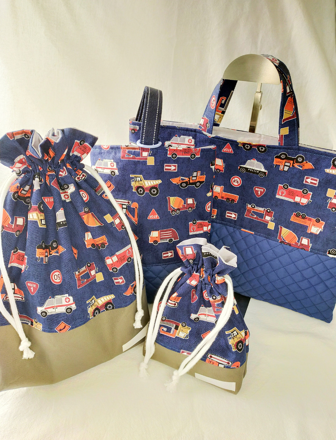 《送料無料》はたらく車×ネイビーの爽やか入園入学セット③　通園バッグ　上靴袋　お着替え袋　コップ袋　給食袋　男の子　青