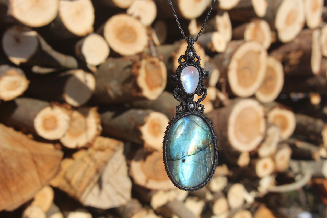 マルチカラーラブラドライト　レインボームーンストーン　マイクロマクラメ　ペンダント