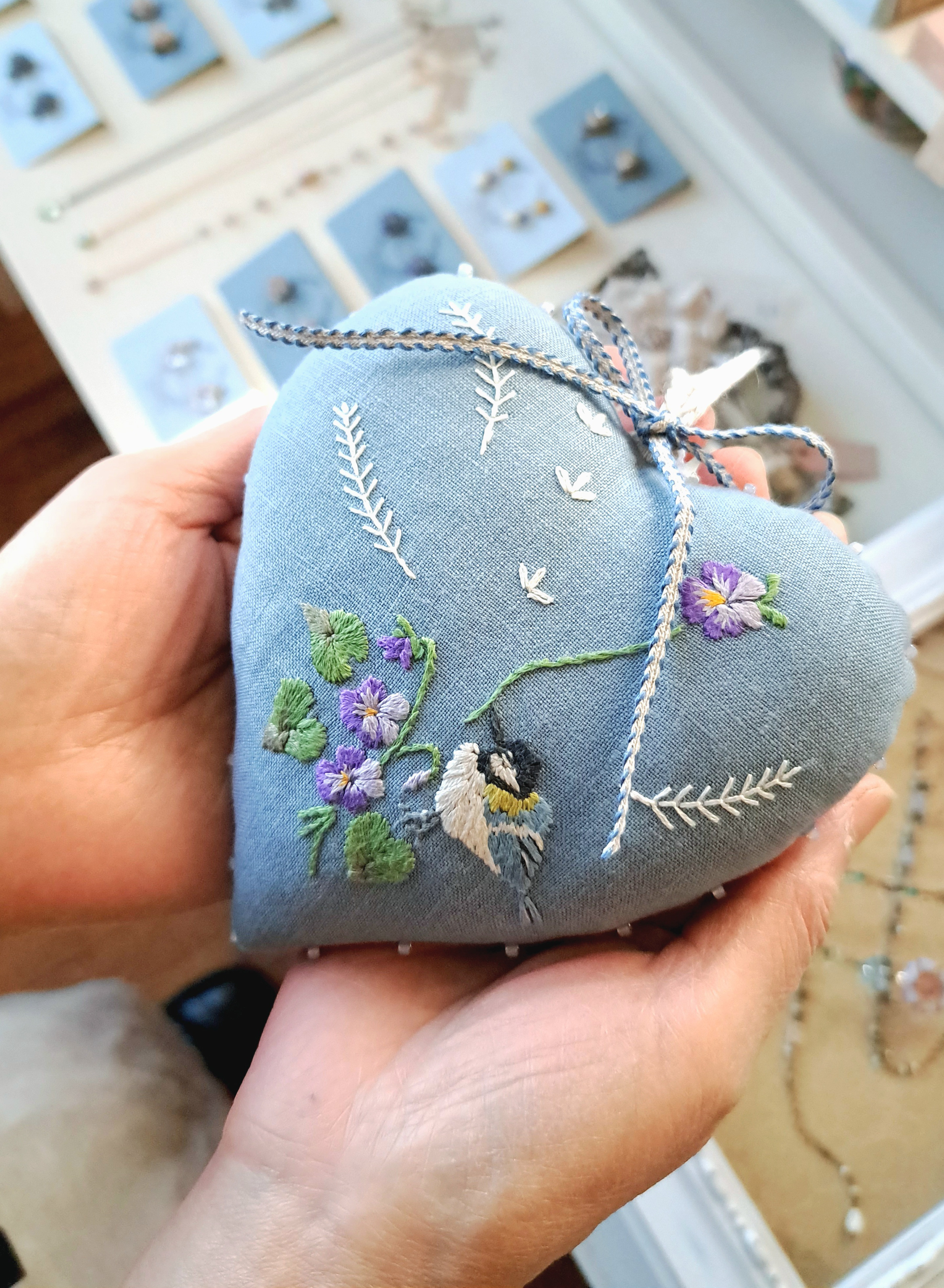 『ビオラとシジュウカラの手刺繍入りハートオーナメント』