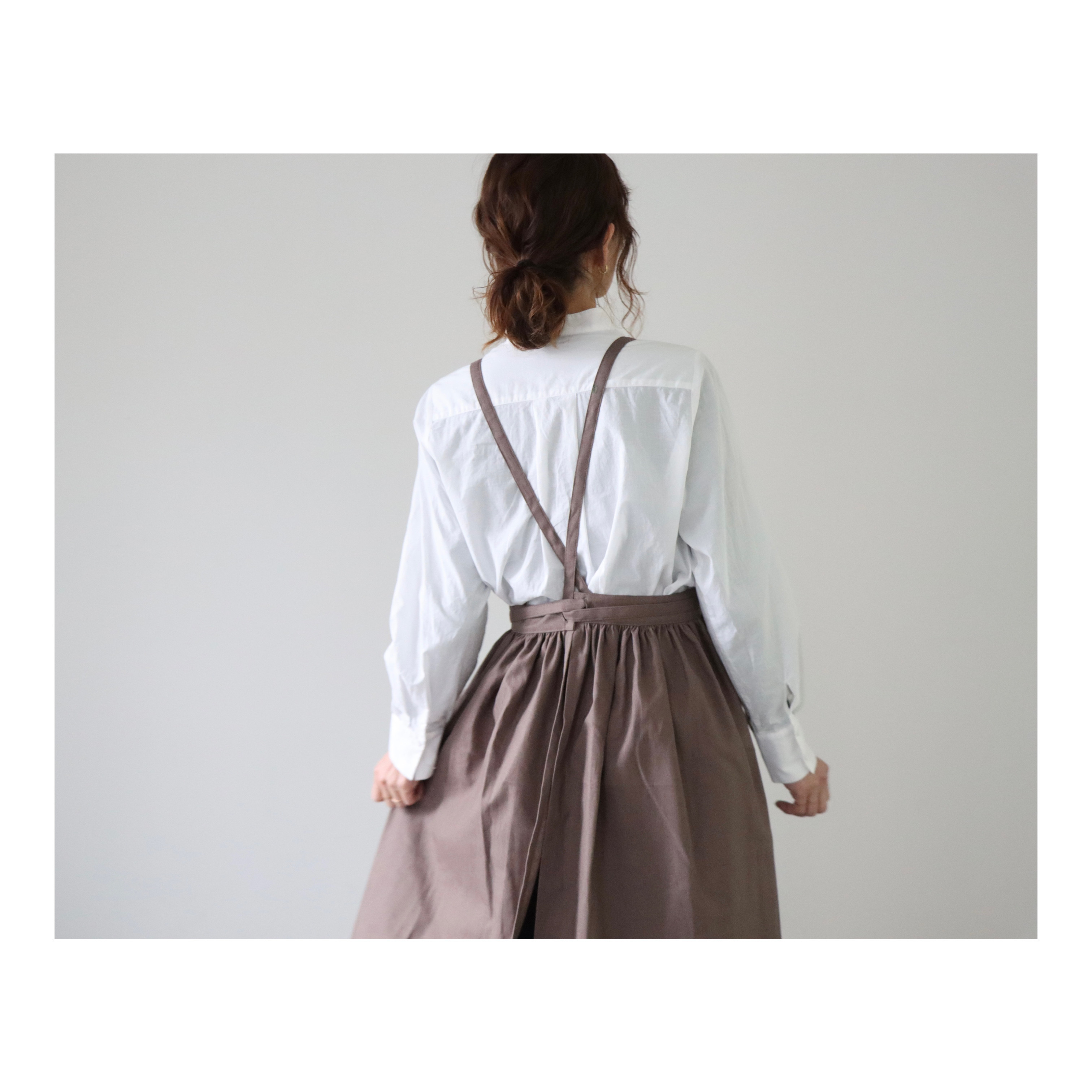 そのままお出かけリネンギャザーエプロン／おうち時間もお洒落に過ごすコットンリネンエプロン／くすみカラーのブラウンオリーブ