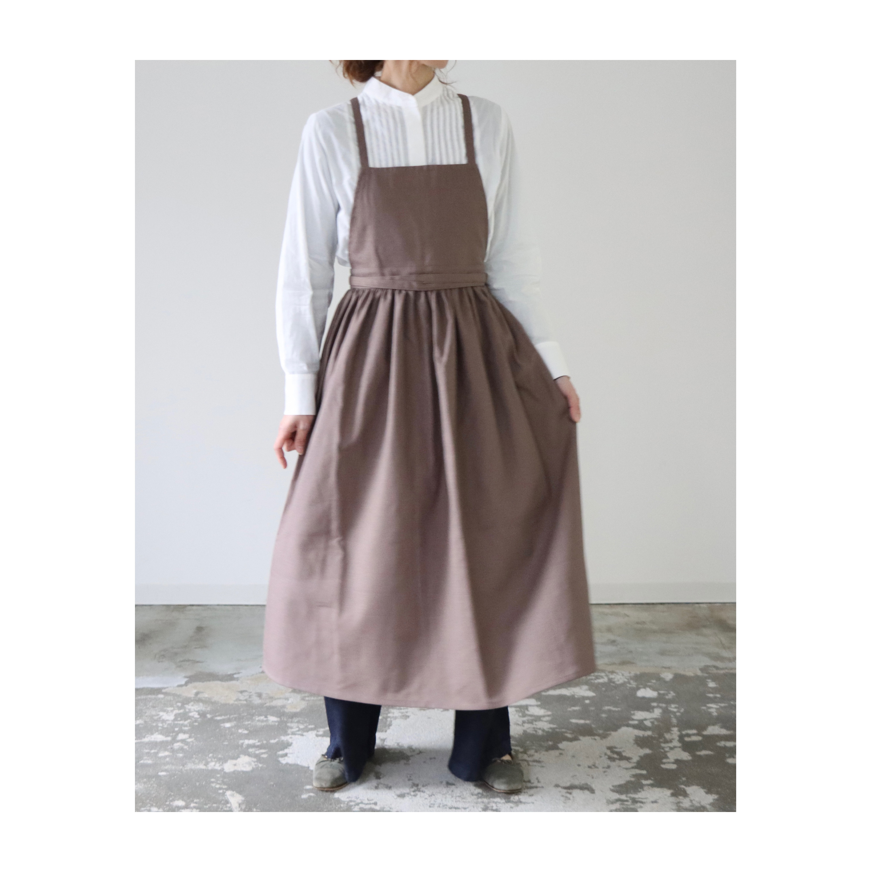 そのままお出かけリネンギャザーエプロン／おうち時間もお洒落に過ごすコットンリネンエプロン／くすみカラーのブラウンオリーブ