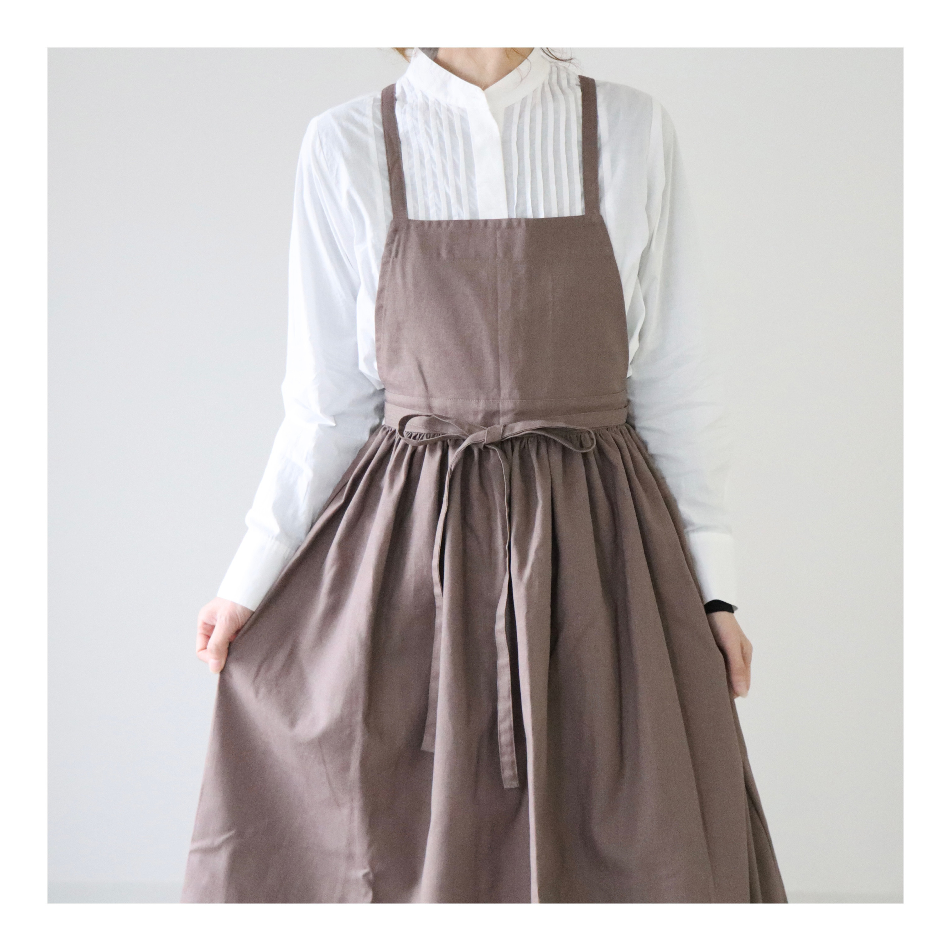 そのままお出かけリネンギャザーエプロン／おうち時間もお洒落に過ごすコットンリネンエプロン／くすみカラーのブラウンオリーブ