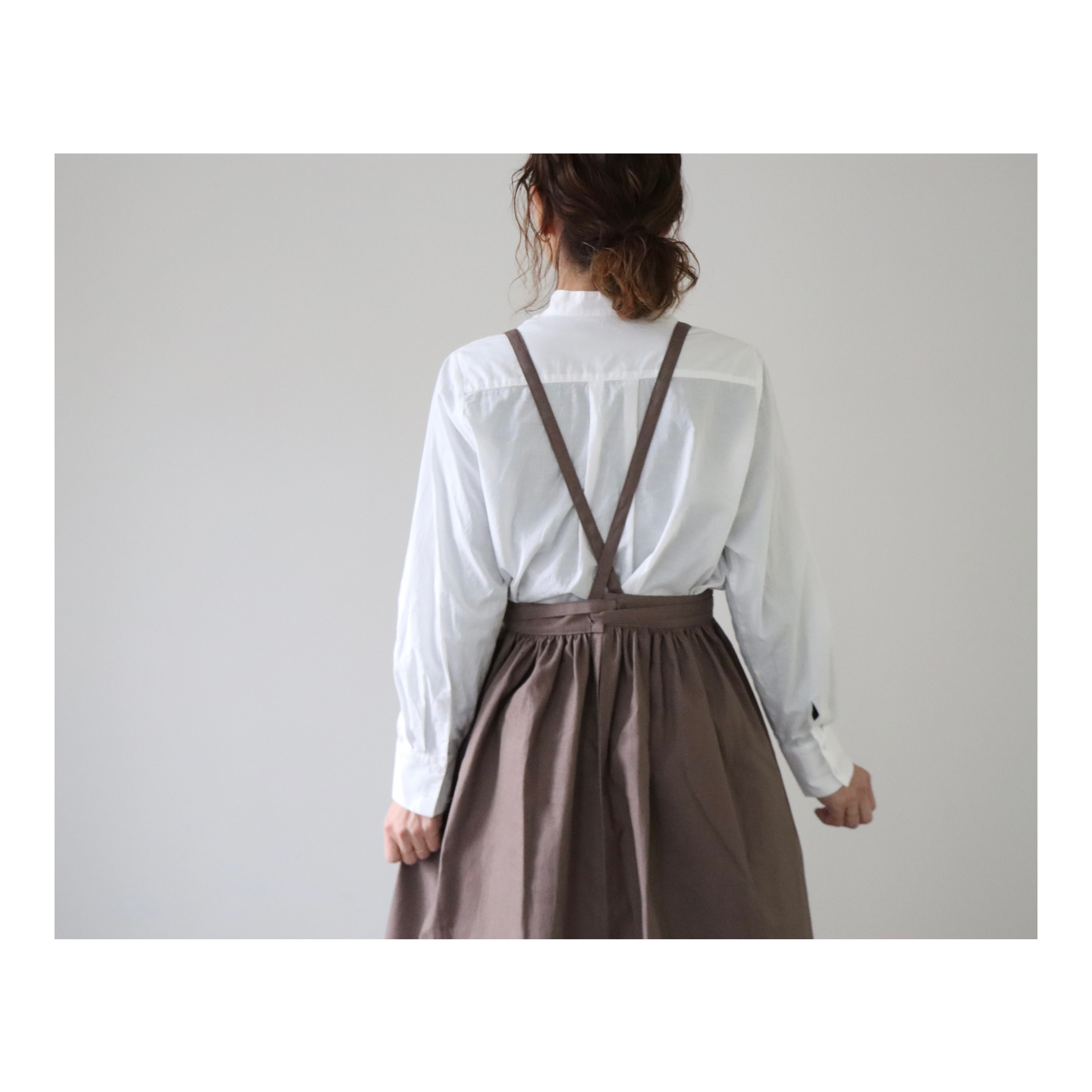 そのままお出かけリネンギャザーエプロン／おうち時間もお洒落に過ごすコットンリネンエプロン／くすみカラーのブラウンオリーブ