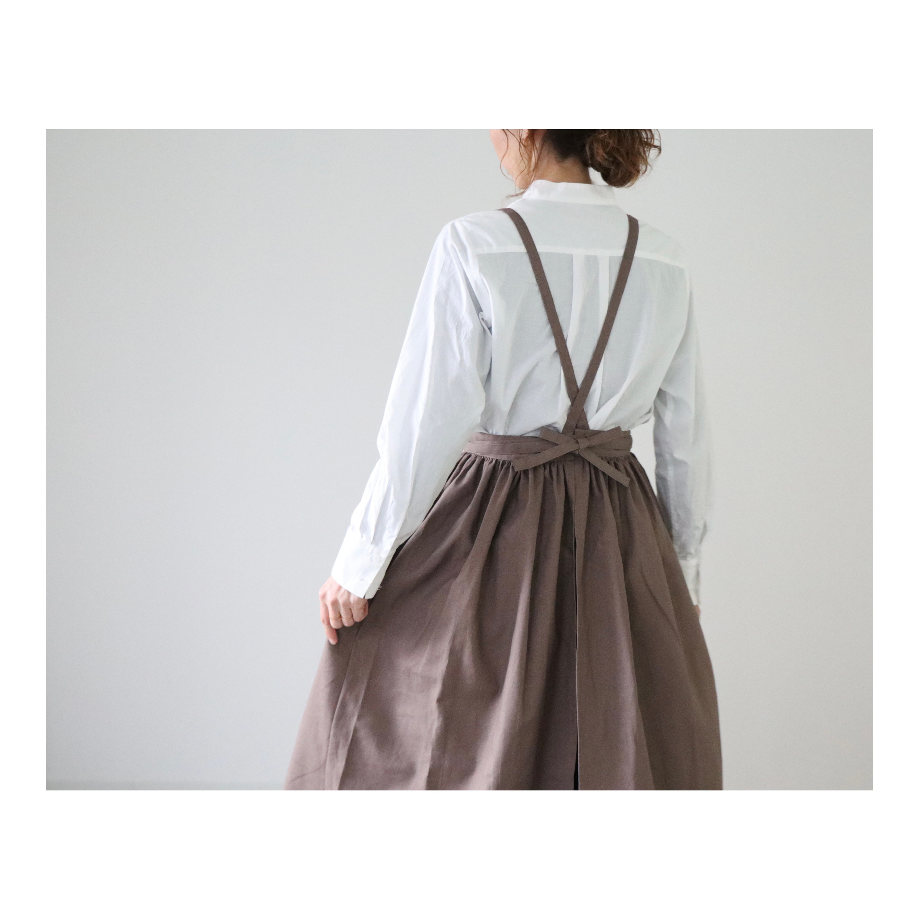 そのままお出かけリネンギャザーエプロン／おうち時間もお洒落に過ごすコットンリネンエプロン／くすみカラーのブラウンオリーブ