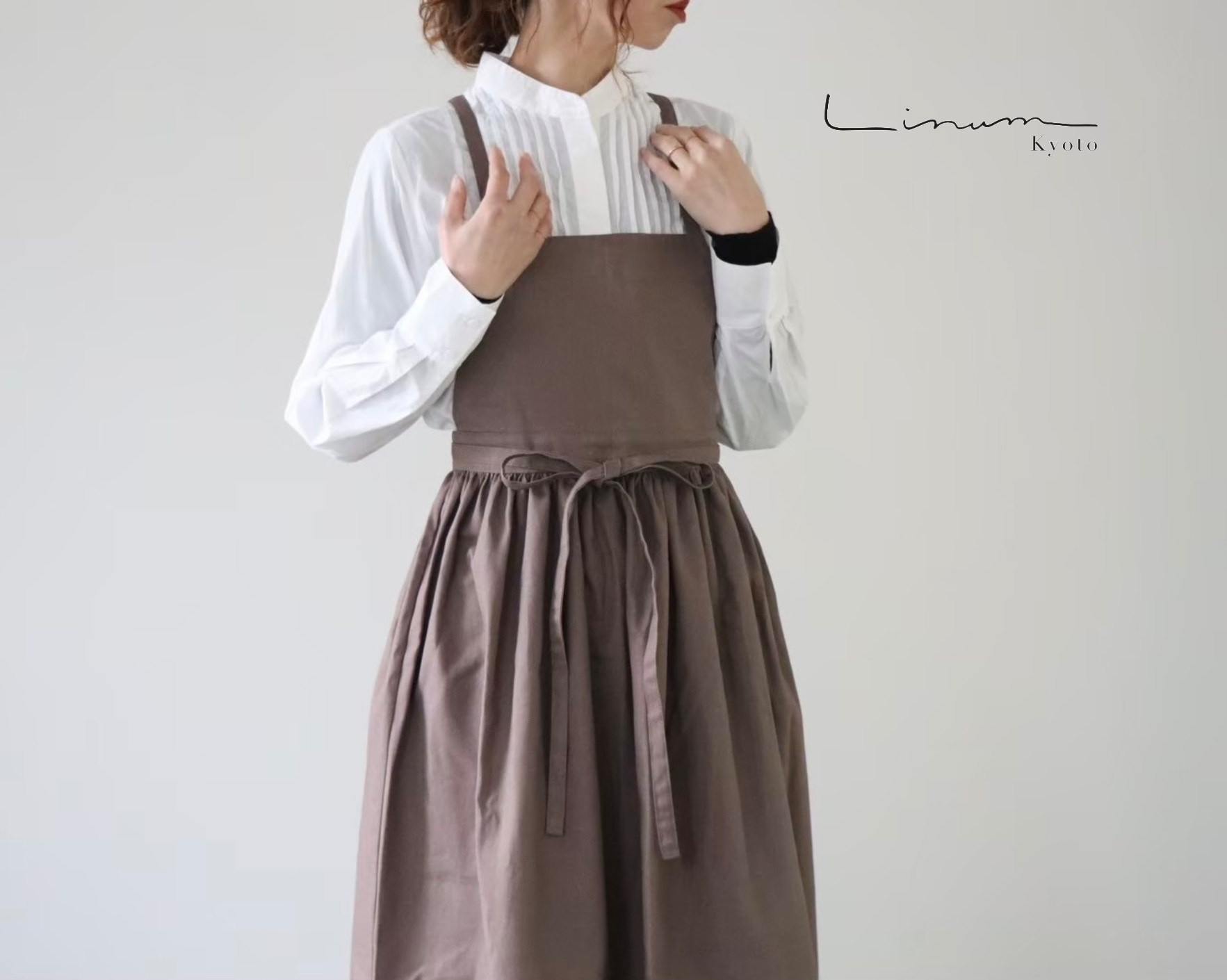 そのままお出かけリネンギャザーエプロン／おうち時間もお洒落に過ごすコットンリネンエプロン／くすみカラーのブラウンオリーブ