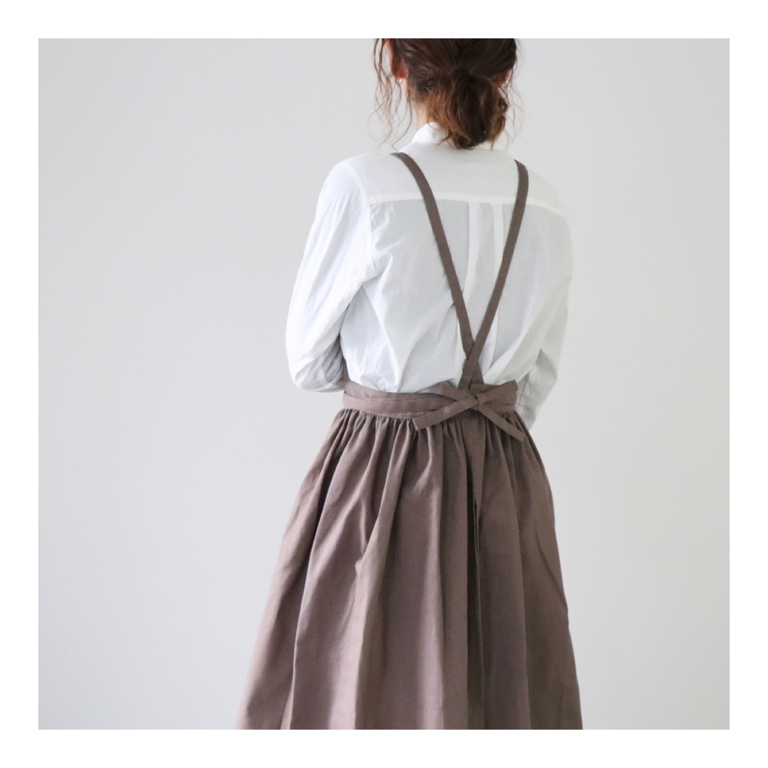 そのままお出かけリネンギャザーエプロン／おうち時間もお洒落に過ごすコットンリネンエプロン／くすみカラーのブラウンオリーブ