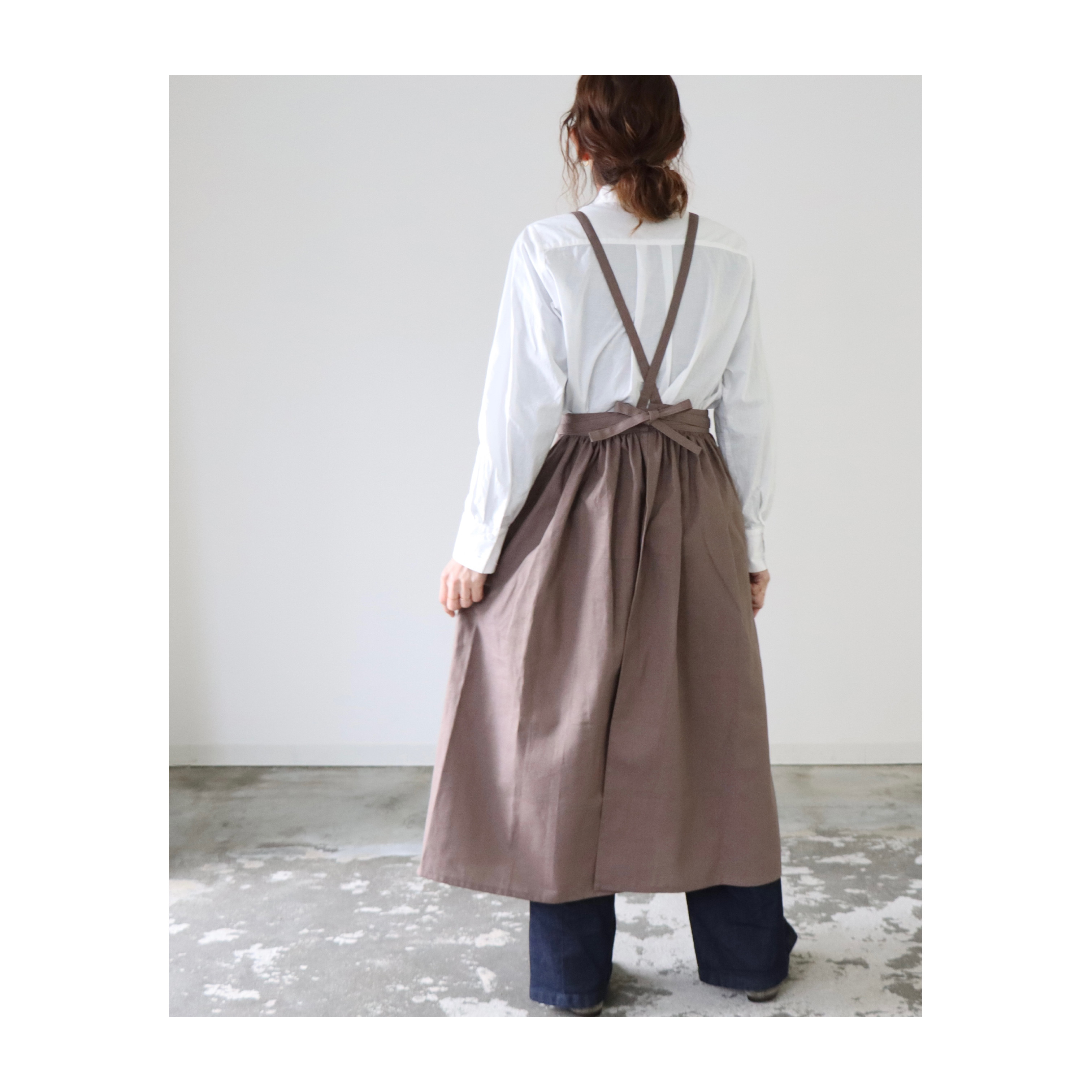 そのままお出かけリネンギャザーエプロン／おうち時間もお洒落に過ごすコットンリネンエプロン／くすみカラーのブラウンオリーブ