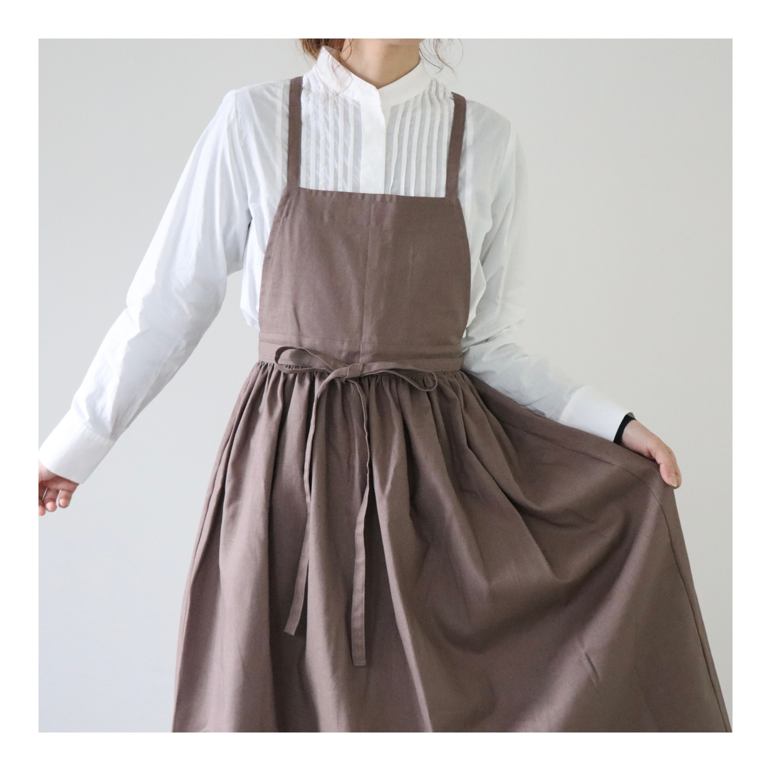 そのままお出かけリネンギャザーエプロン／おうち時間もお洒落に過ごすコットンリネンエプロン／くすみカラーのブラウンオリーブ