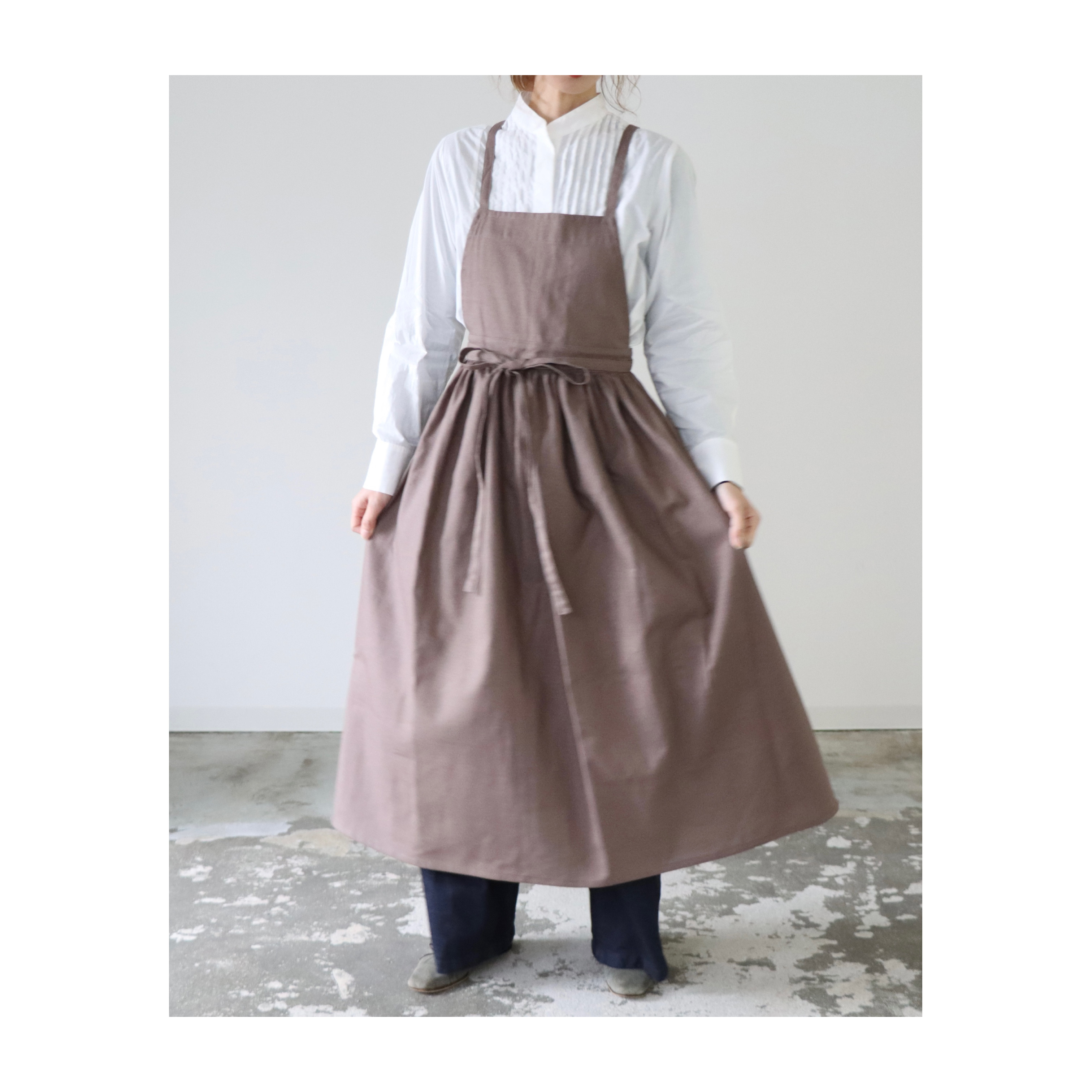 そのままお出かけリネンギャザーエプロン／おうち時間もお洒落に過ごすコットンリネンエプロン／くすみカラーのブラウンオリーブ