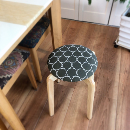 花柄刺繍の木製スツール sa25s_01.jpg