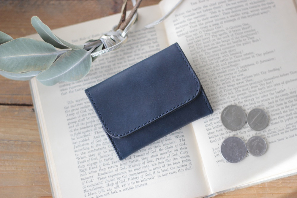 新作　カードが入るマルチコインケース　手染めネイビー