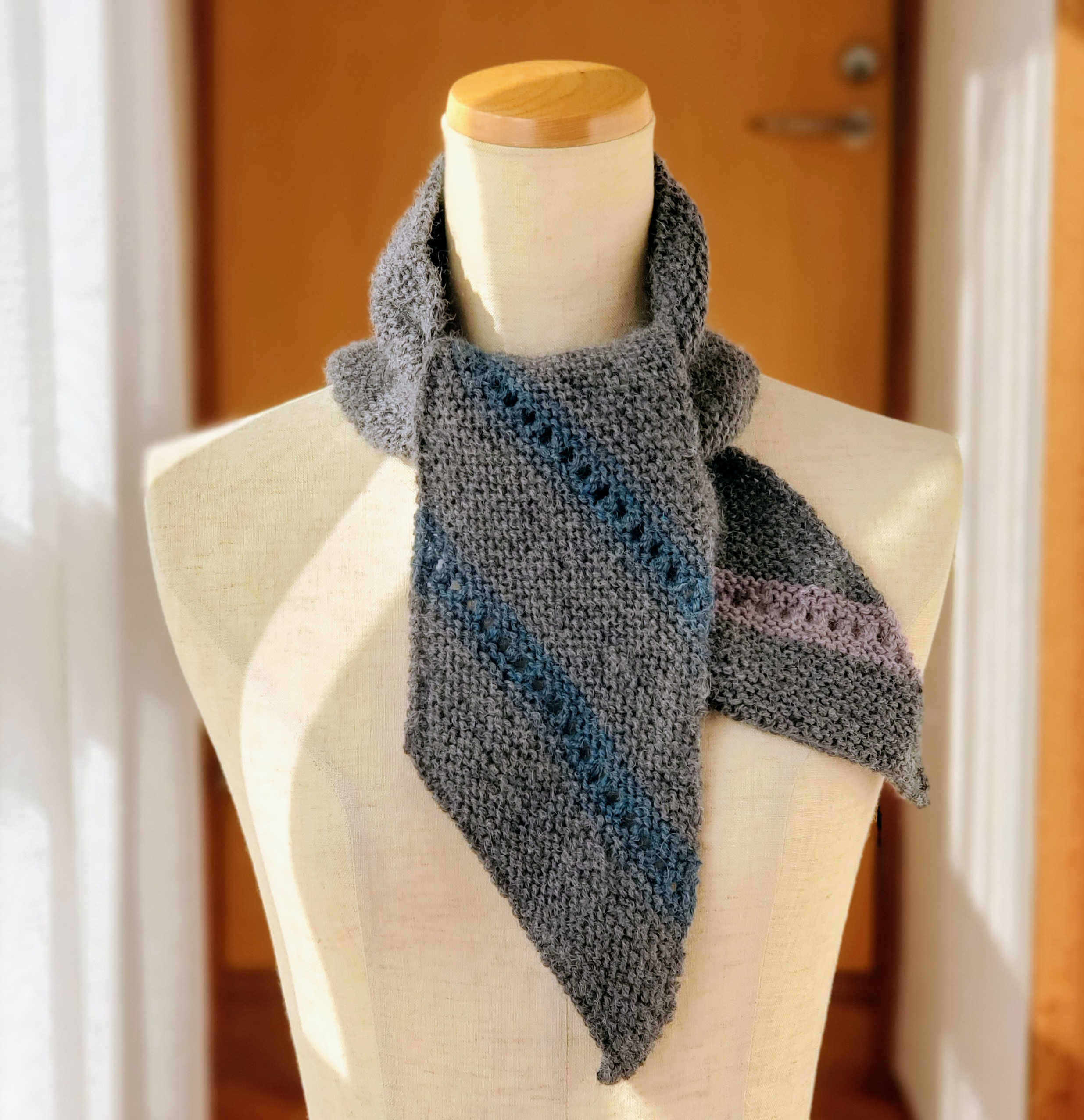 ベビーアルパカ100%　手編みマフラー(細) ＊darkgray×darkgreen×pinkbeige ＊斜め柄