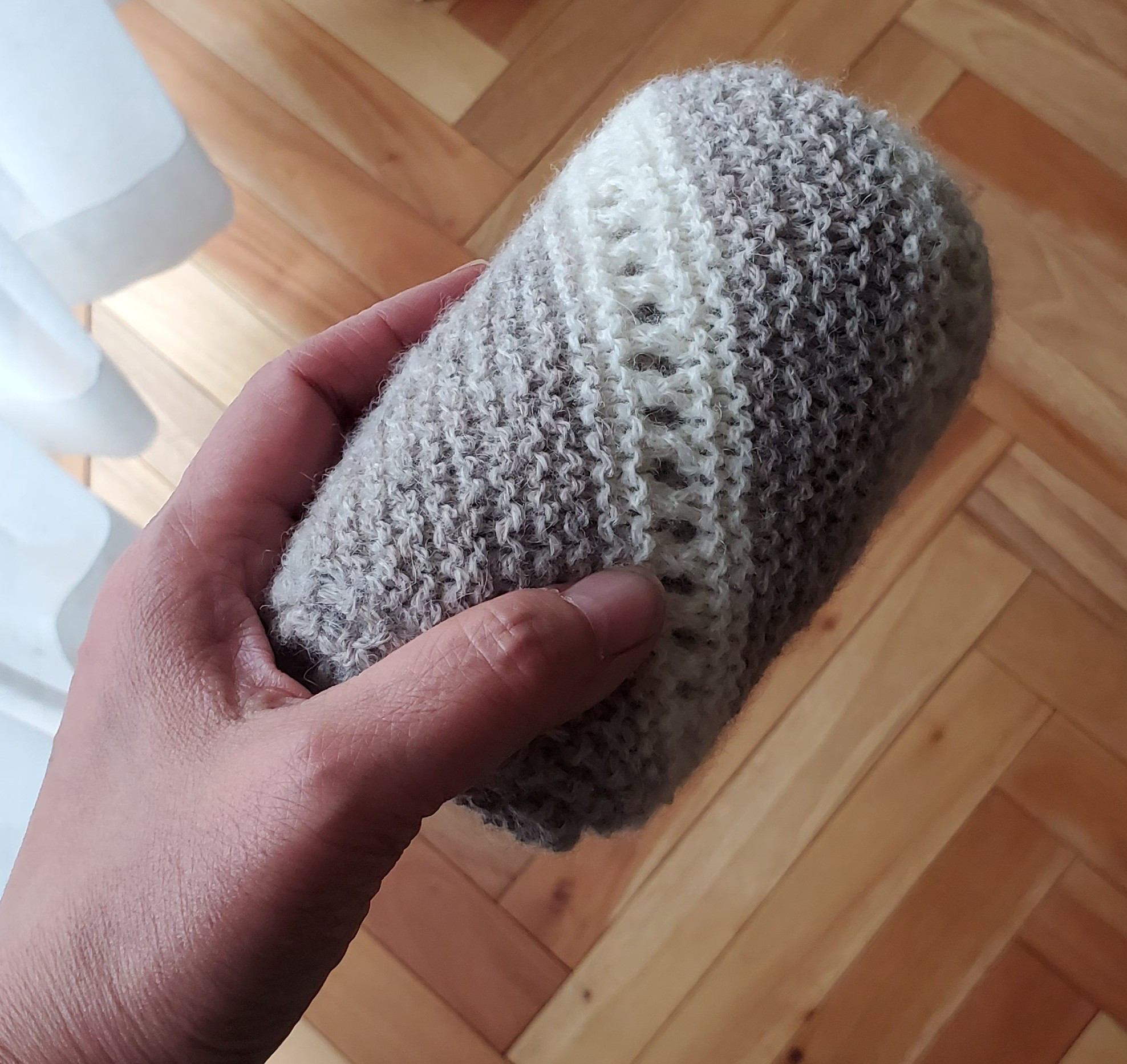 ロイヤルベビーアルパカ100%　手編みマフラー(細) ＊kinari(濃いめの生成り)×white ＊斜め柄