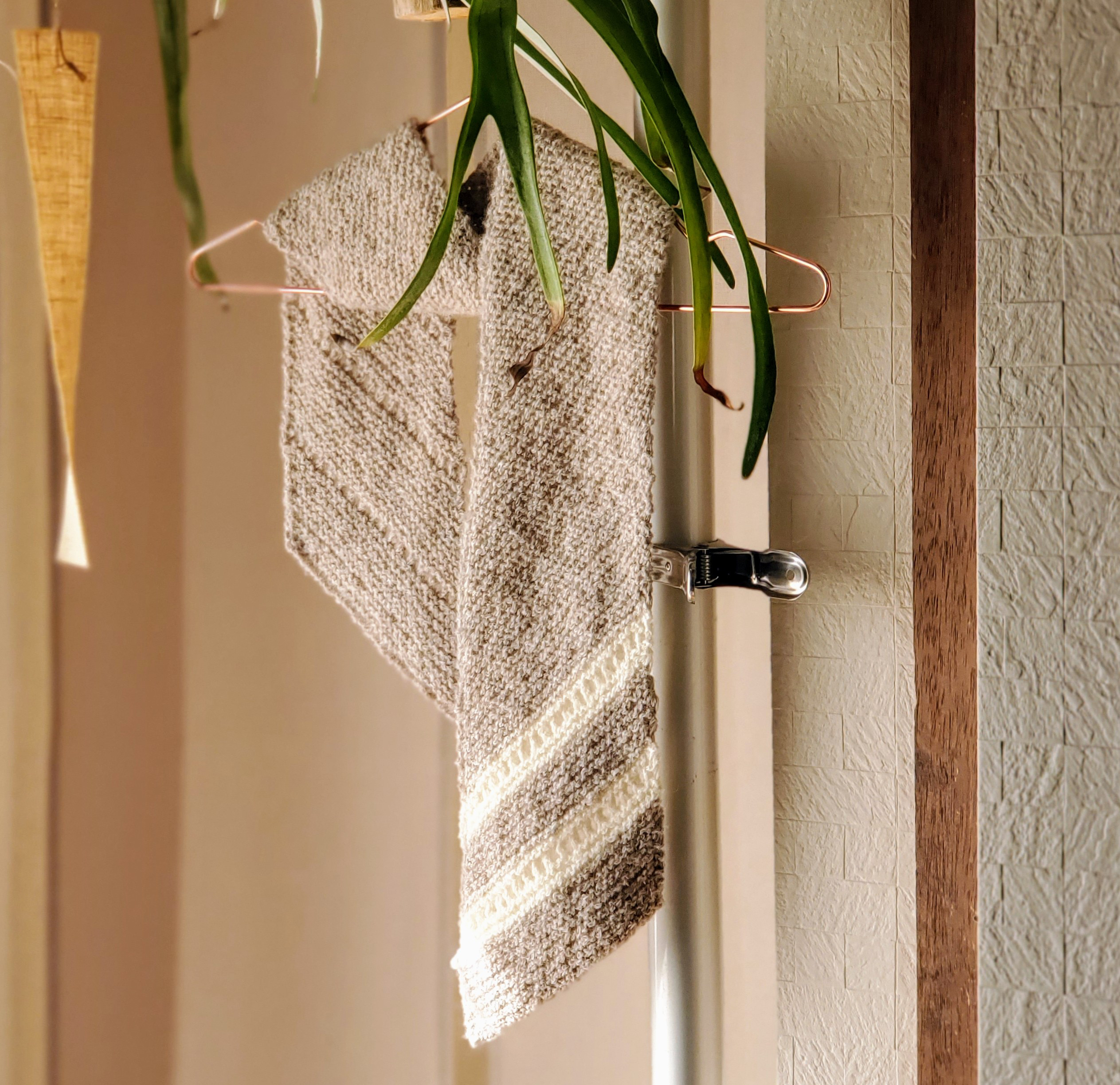 ロイヤルベビーアルパカ100%　手編みマフラー(細) ＊kinari(濃いめの生成り)×white ＊斜め柄