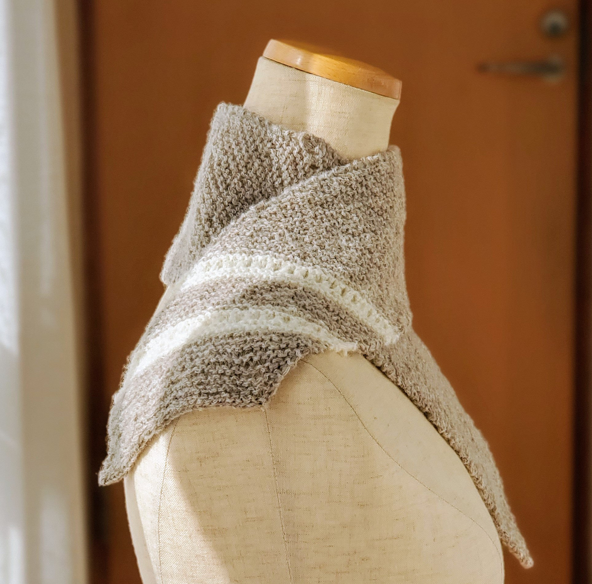 ロイヤルベビーアルパカ100%　手編みマフラー(細) ＊kinari(濃いめの生成り)×white ＊斜め柄