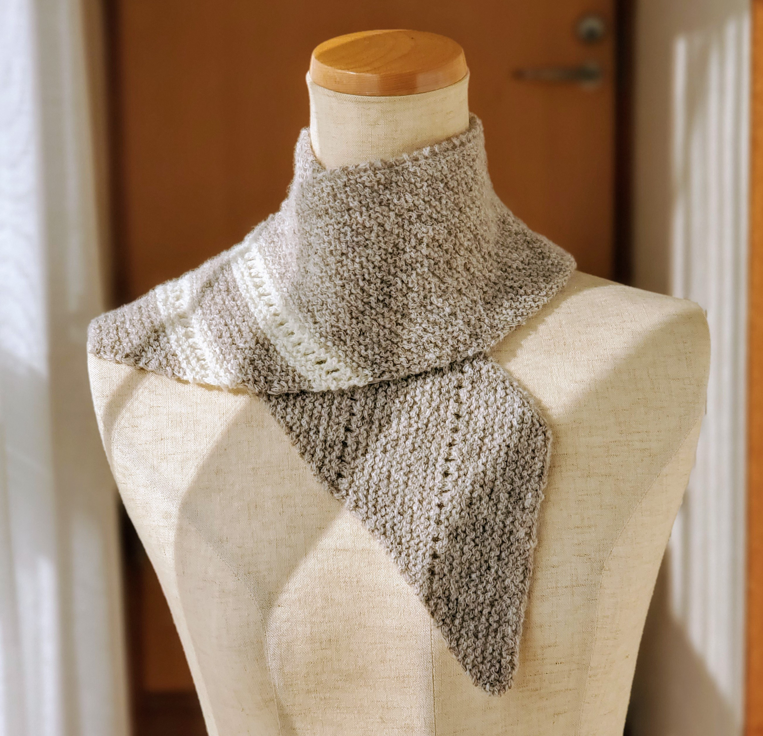 ロイヤルベビーアルパカ100%　手編みマフラー(細) ＊kinari(濃いめの生成り)×white ＊斜め柄