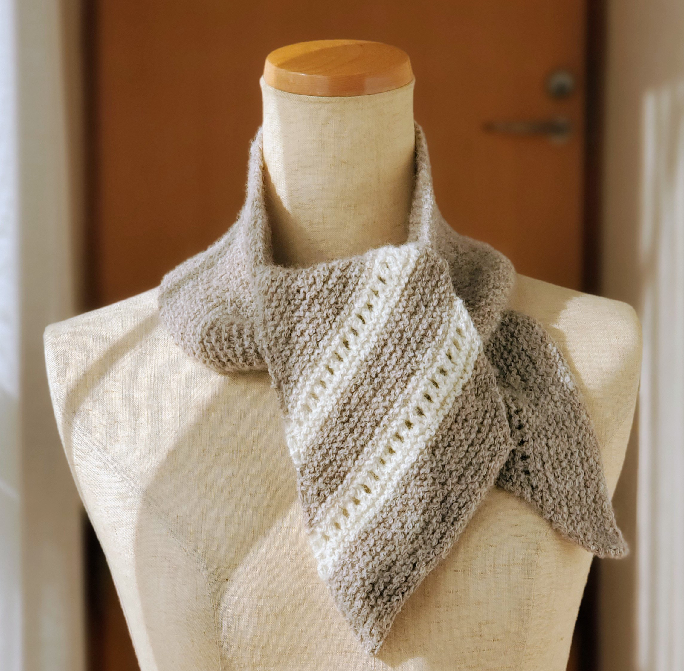 ロイヤルベビーアルパカ100%　手編みマフラー(細) ＊kinari(濃いめの生成り)×white ＊斜め柄