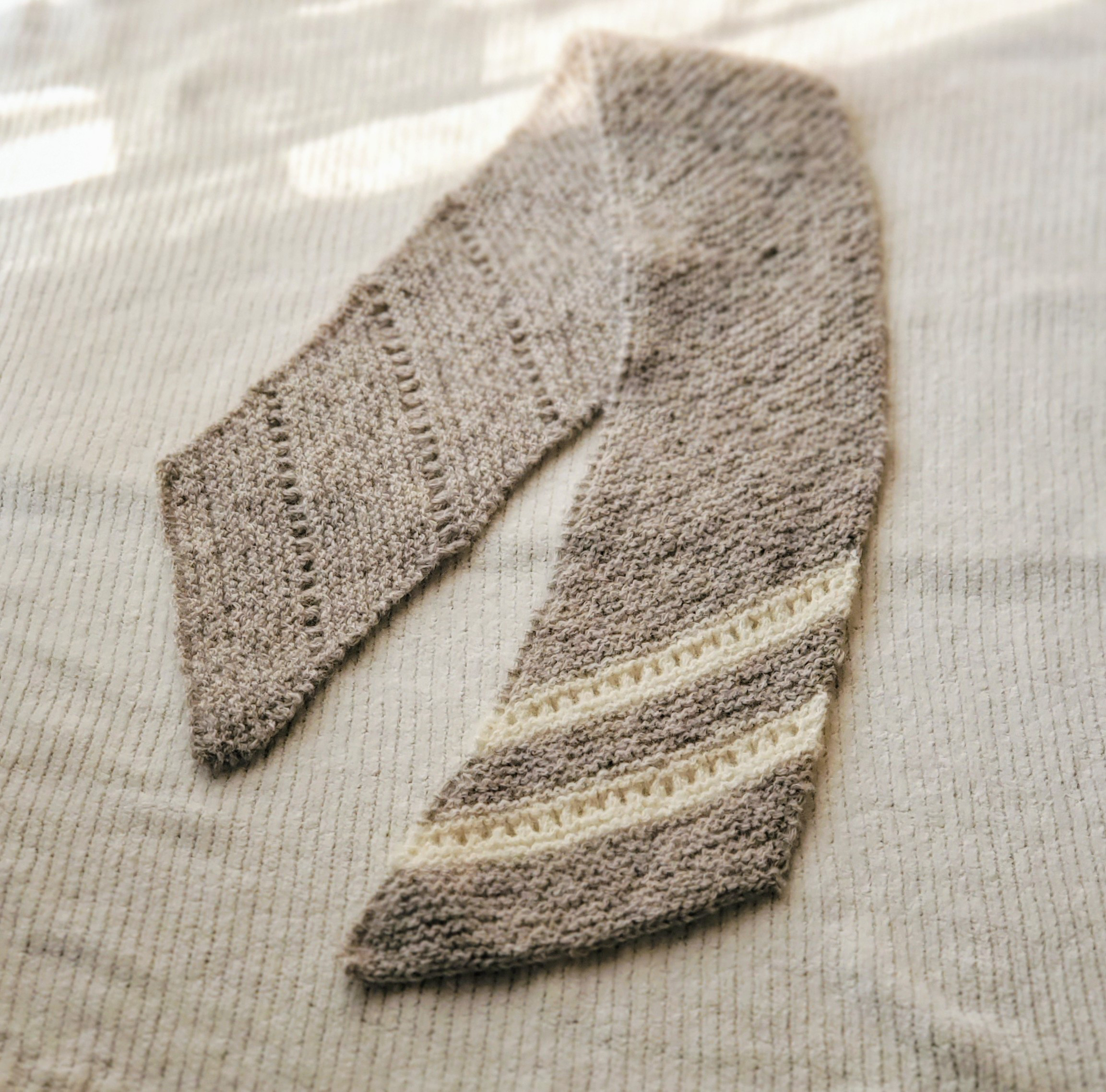 ロイヤルベビーアルパカ100%　手編みマフラー(細) ＊kinari(濃いめの生成り)×white ＊斜め柄