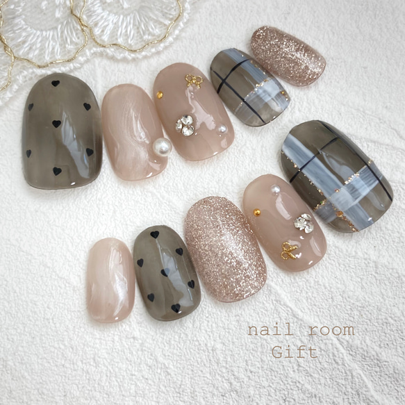 シースルーブラックのビジューネイル / ブラックネイル チェックネイル