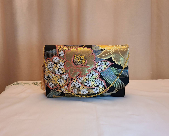 Creema SPRINGS 】刺繍入黒金青モダン花模様シルク着物帯の2ways