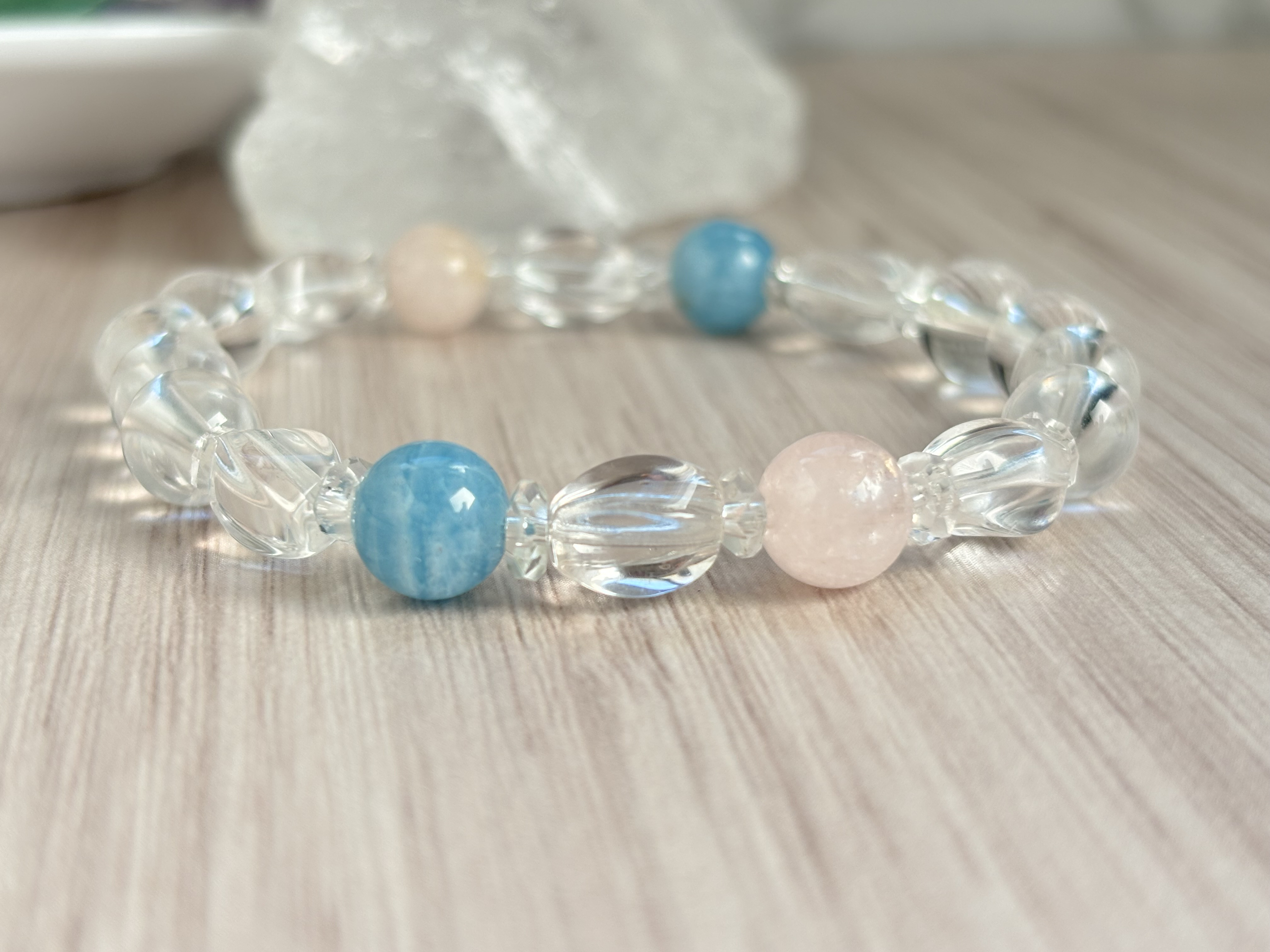 春の輝き ～誕生石が紡ぐ優しさのブレスレット～  アクアマリン・モルガナイト・２種類の水晶 天然石ブレスレット