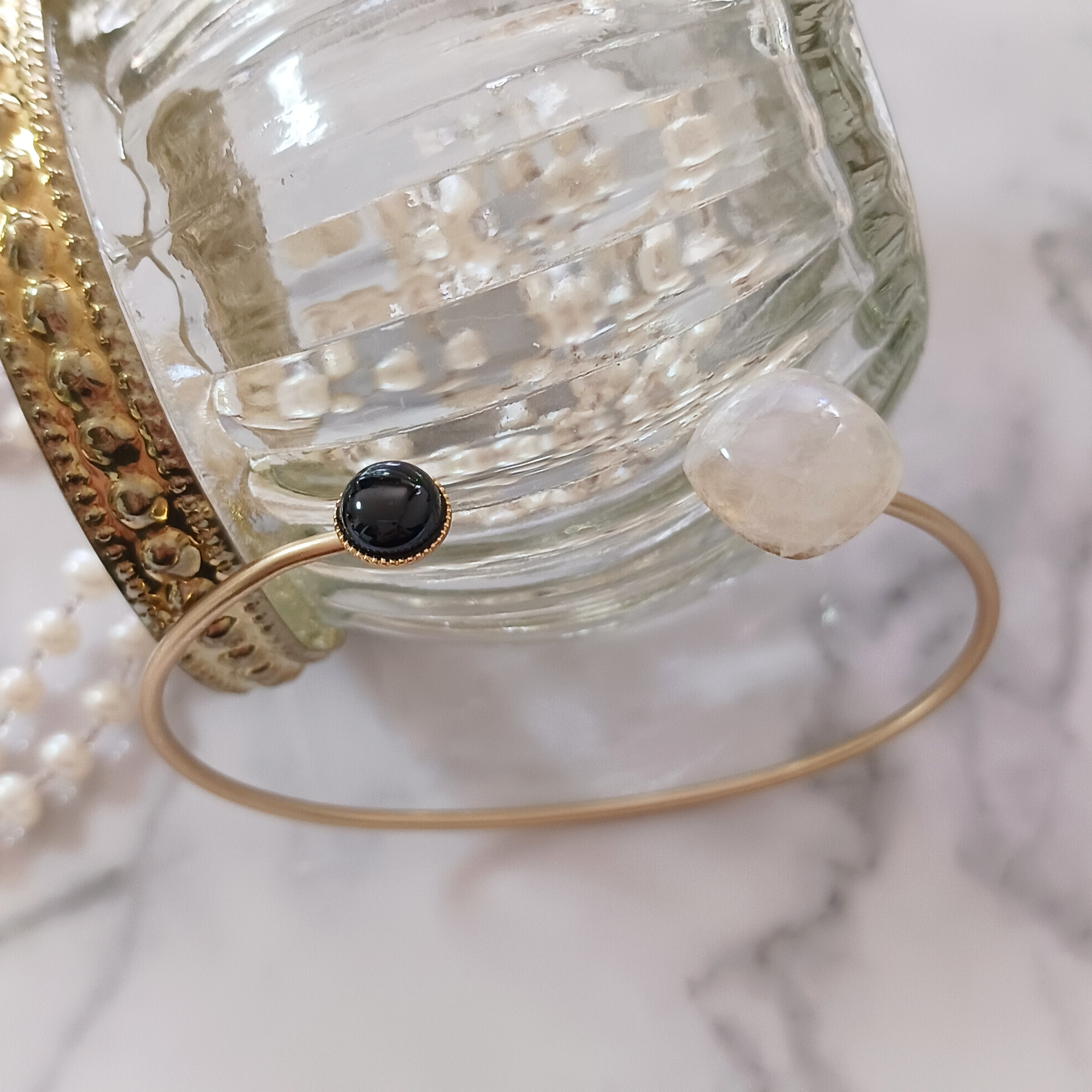 天然石バングル　レインボームーンストーン　スピネル　６月誕生石　８月誕生石　白と黒のバングル　シックなバングル