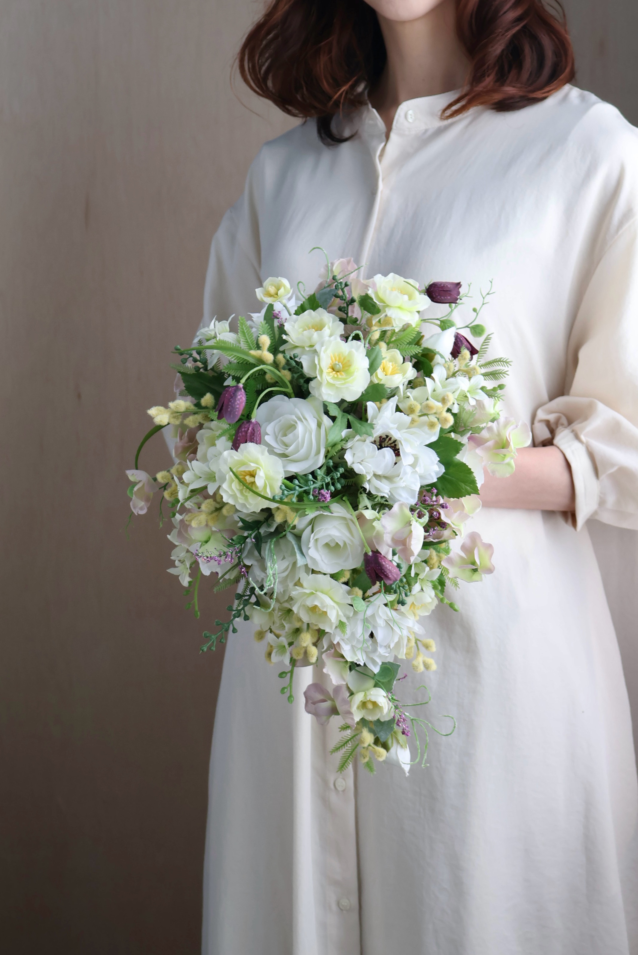 小花が揺れるミモザの淡色ウェディングブーケ ブートニア付き アーティフィシャルフラワー ティアドロップブーケ