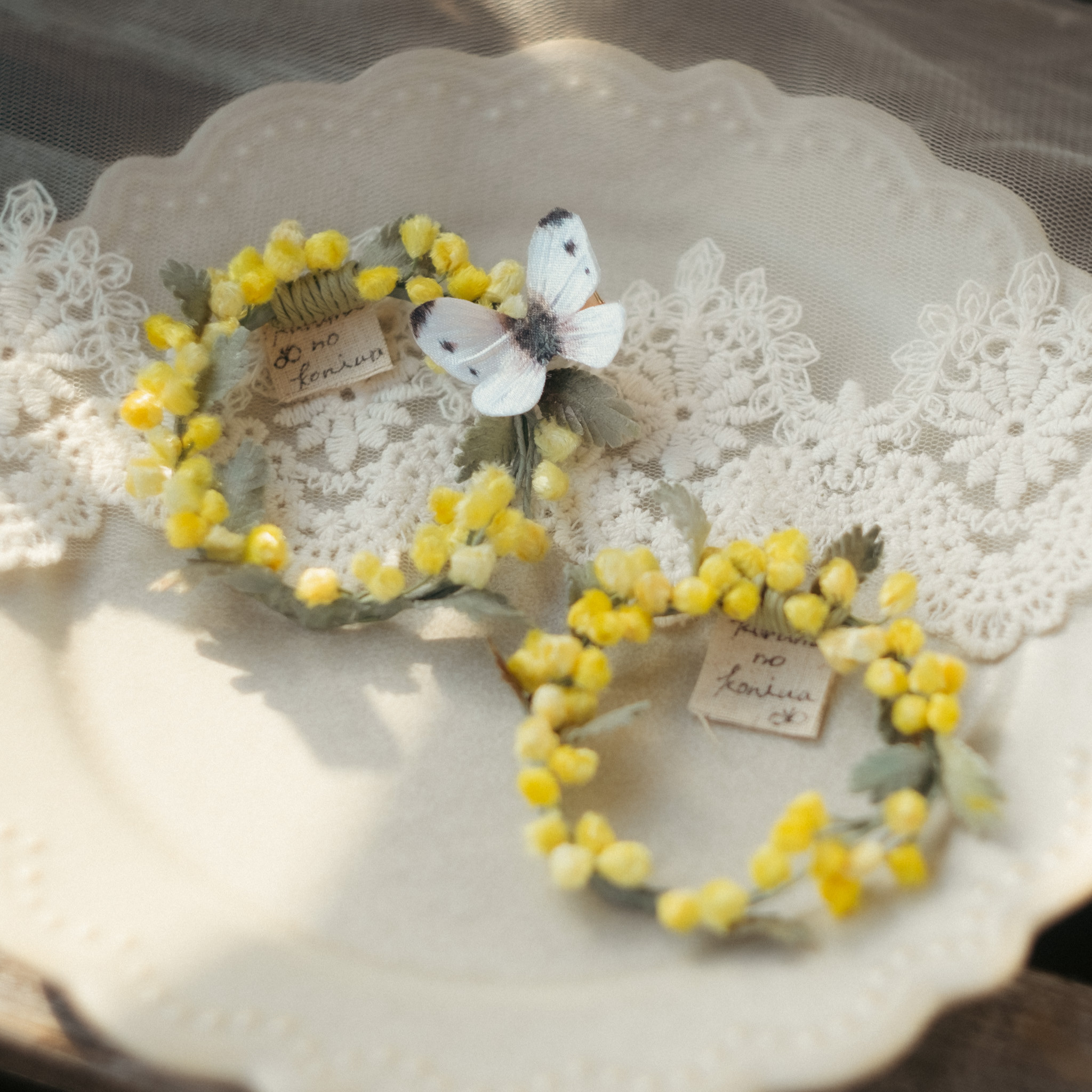 ミモザ の 春の リース ブローチ