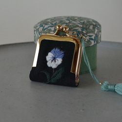 パンジーのがま口ポーチ　手刺繍　ハンドメイド 手刺繍のがま口『鳥と草花』財布・ポーチ【受注生産】 | iichi