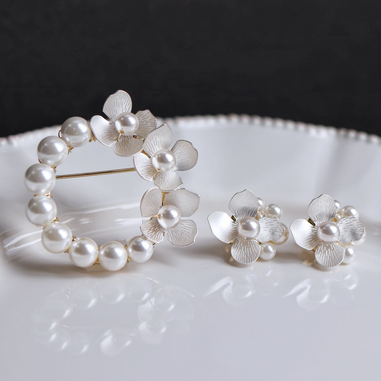 当店人気セット・送料無料(3日以内発送) 2点セット＊白銀フラワーのブローチ＋ピアス(イヤリング)