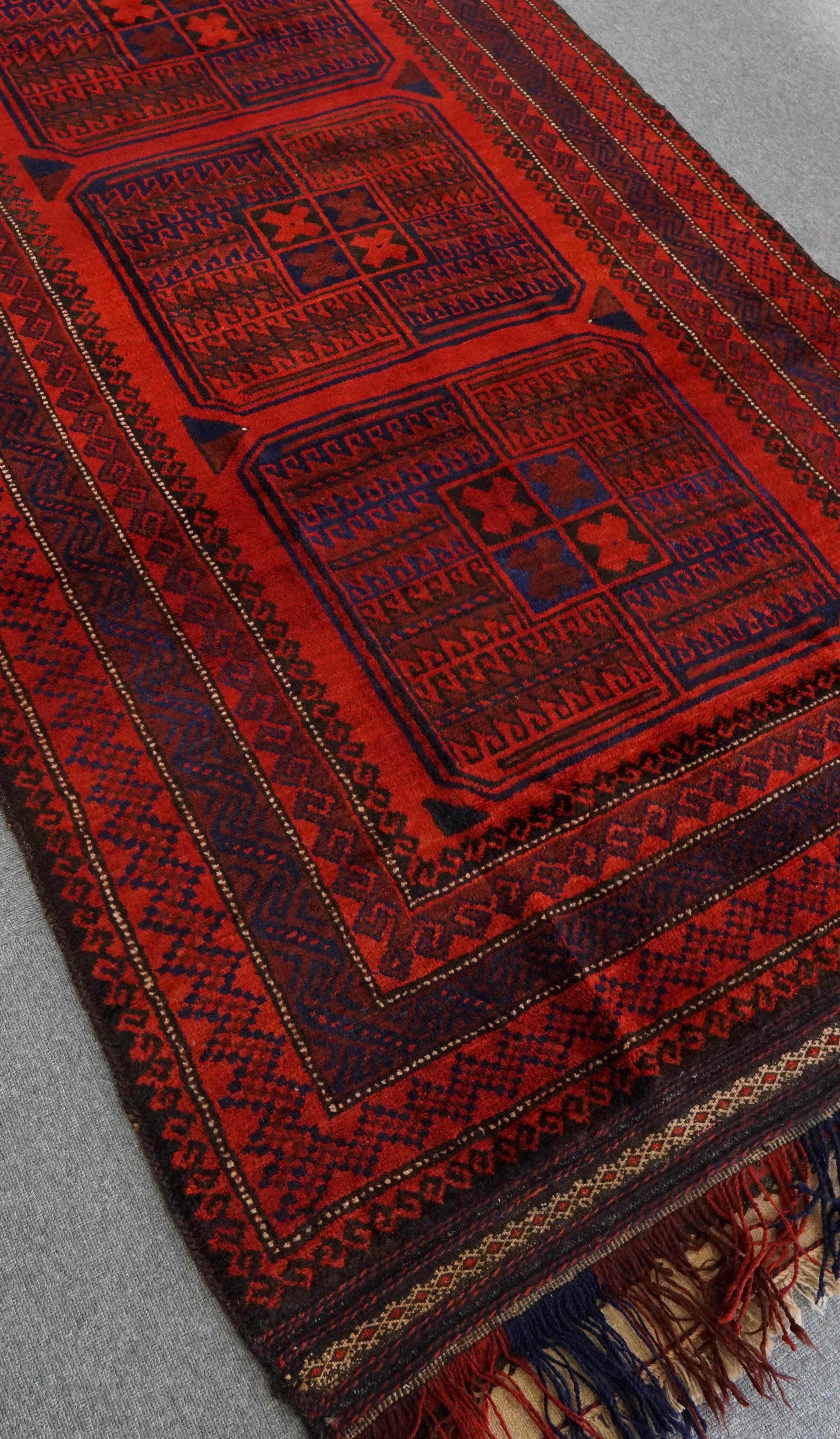 235x124cm トライバルラグ ヴィンテージラグ 手織り絨毯 バルーチ 235x124cm トライバルラグ ヴィンテージラグ 手織り絨毯 バルーチ