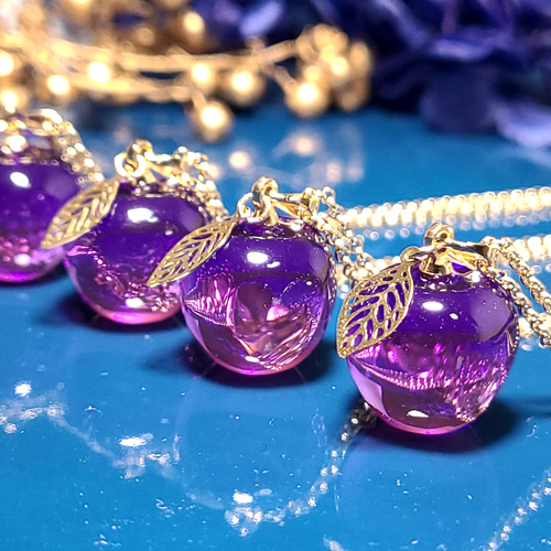 透き通るすみれ色のりんご ネックレス レジン・樹脂 藍山工房 通販