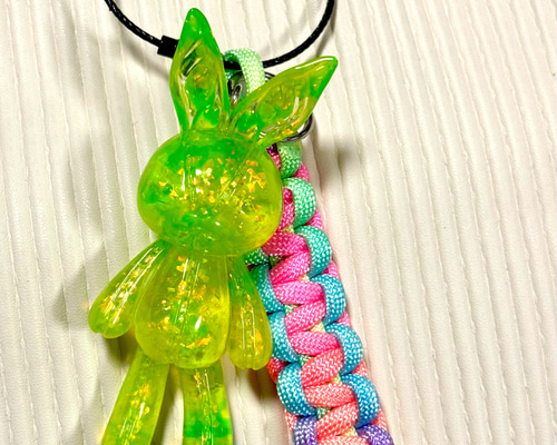 レジンうさぎのワイヤーパラコードキーホルダー グリーンカラー