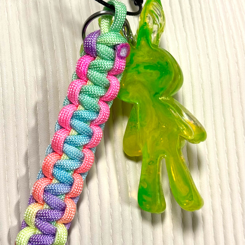 レジンうさぎのワイヤーパラコードキーホルダー グリーンカラー