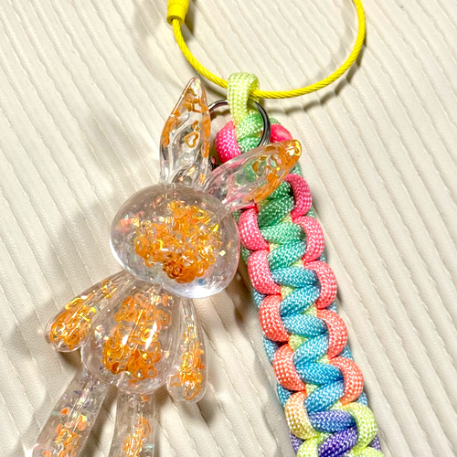 レジンうさぎのワイヤーパラコードキーホルダー ライトオレンジカラー