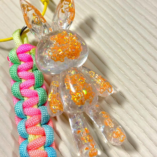 レジンうさぎのワイヤーパラコードキーホルダー ライトオレンジ