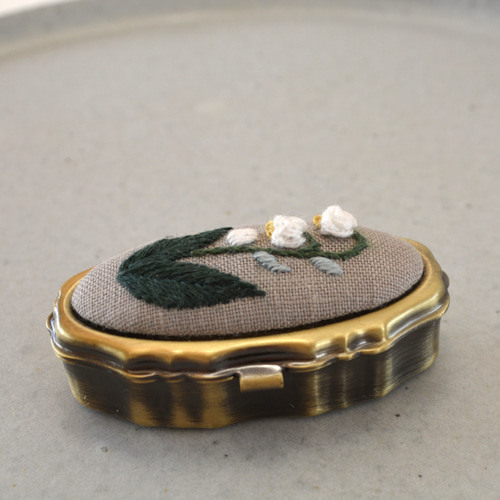 ふんわり すずらん 刺繍 ピルケース アクセサリーケース ライトグレー