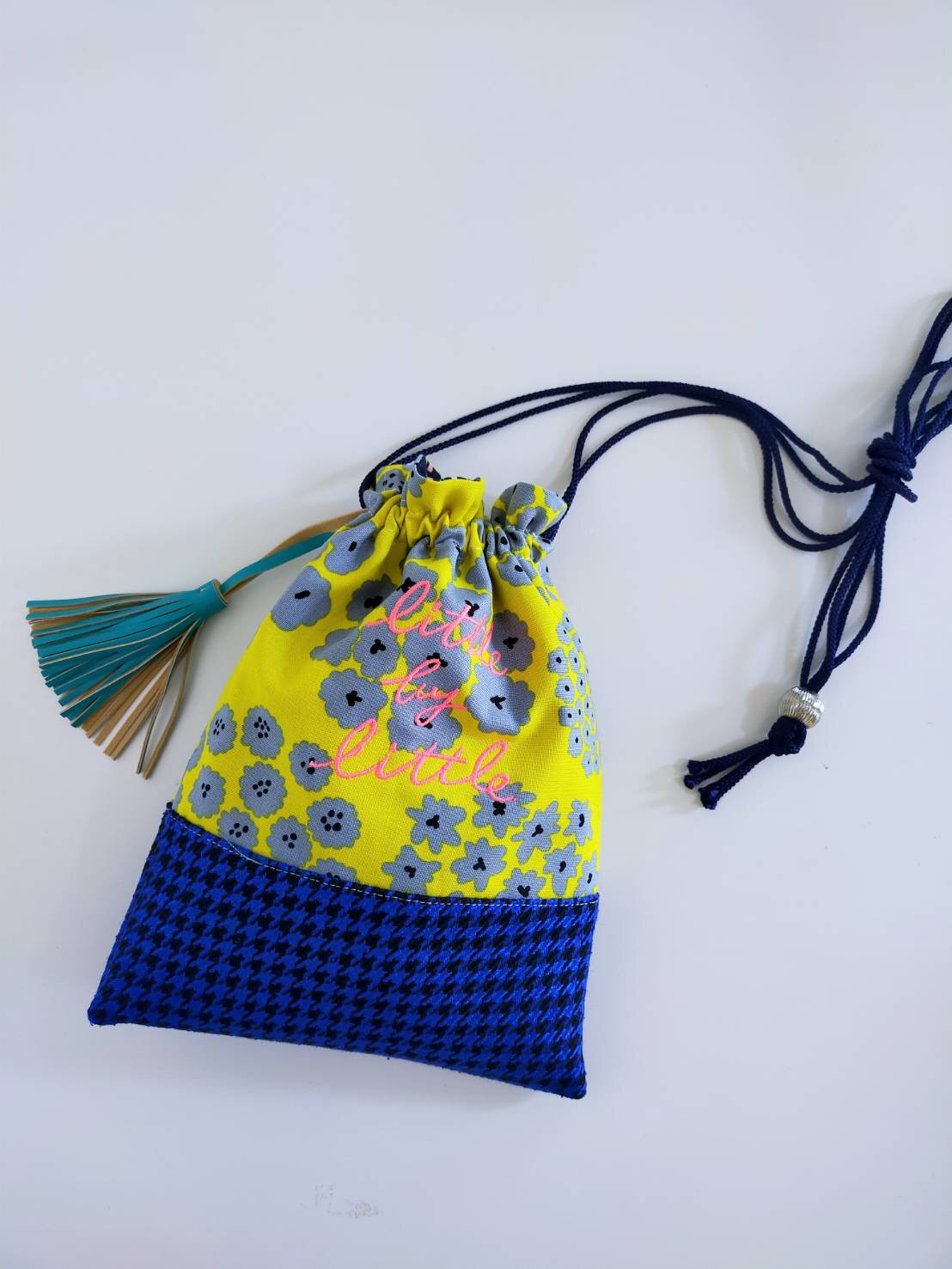 黄色の花柄とウールの青　きんちゃくポシェット　鮮やかなHAPPY　ＯＮＥ　ＭＩＬＥ　style 6,006円