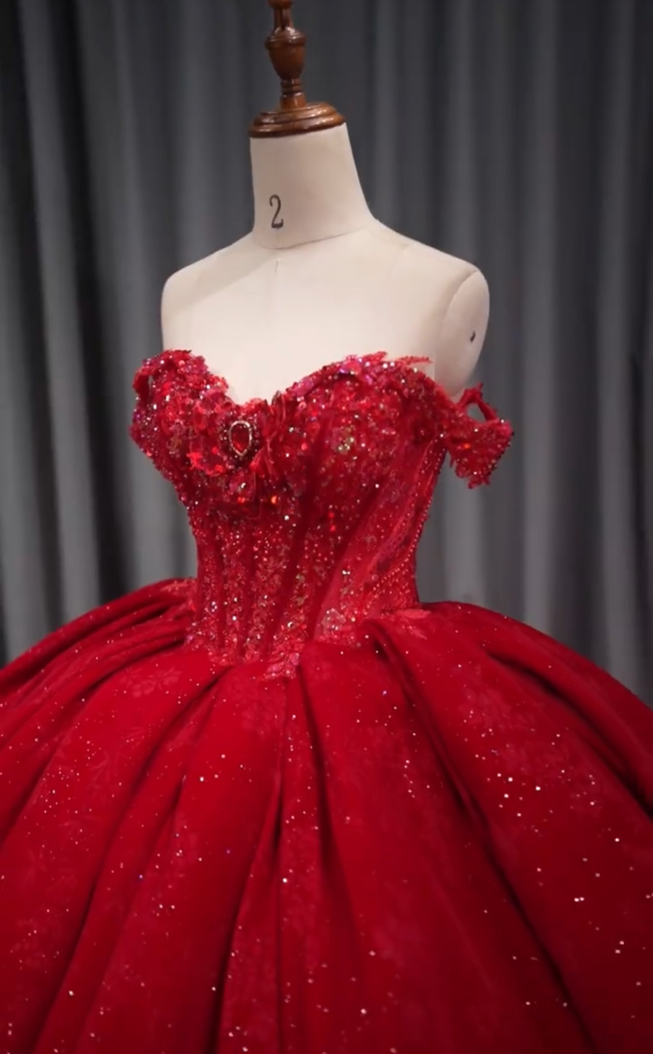 美しいウェディングドレス！ワインレッド　贅沢なビジュー　目立つ　高級感　女王派　グッリター　編み上げデザイン　肩出し花嫁