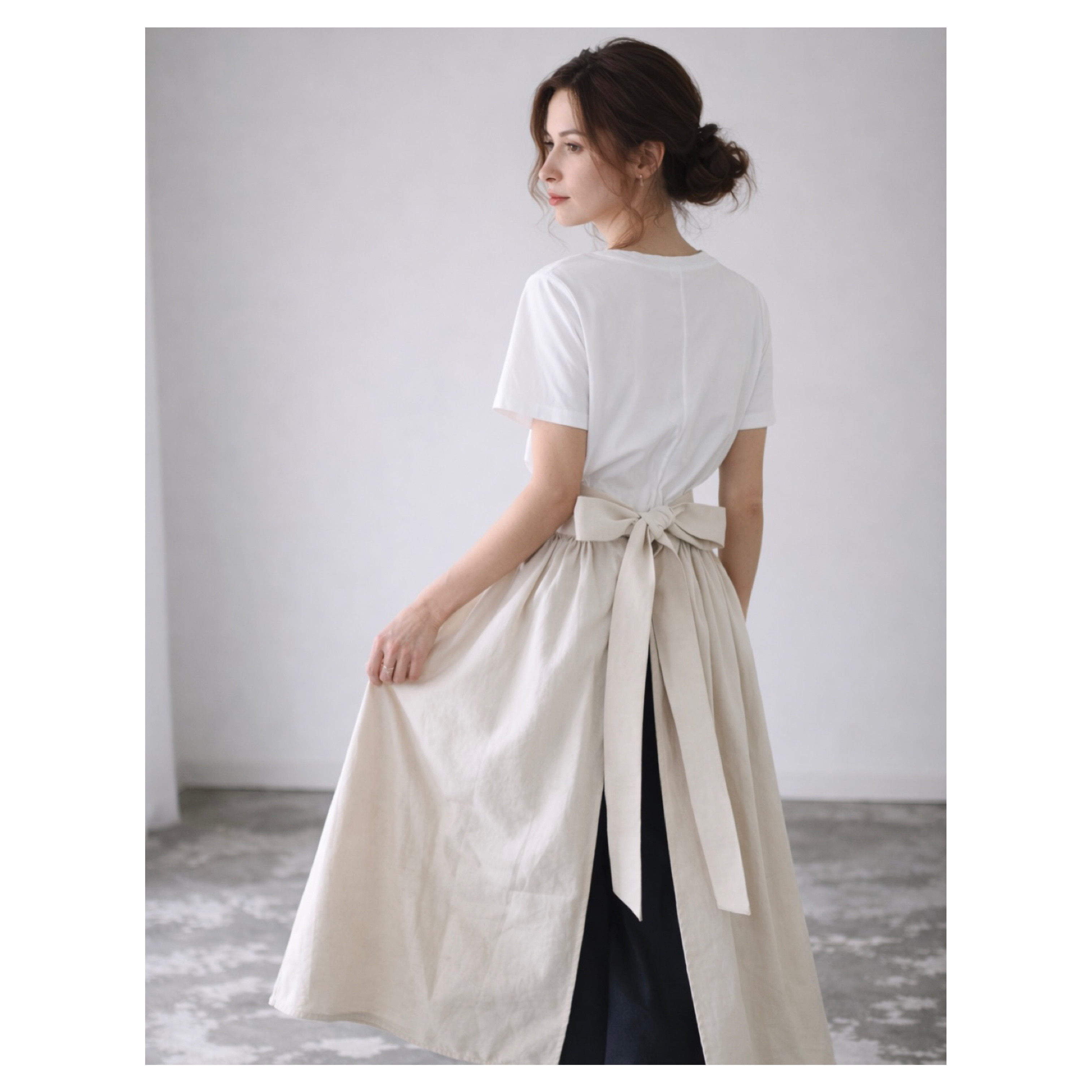 リネンギャザーカフェエプロン／おうち時間もお洒落に過ごすコットンリネンエプロン／生成り