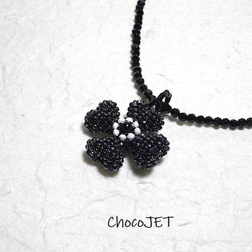 スワロフスキークローバーフラワーネックレス ゴシックブラックビーズ