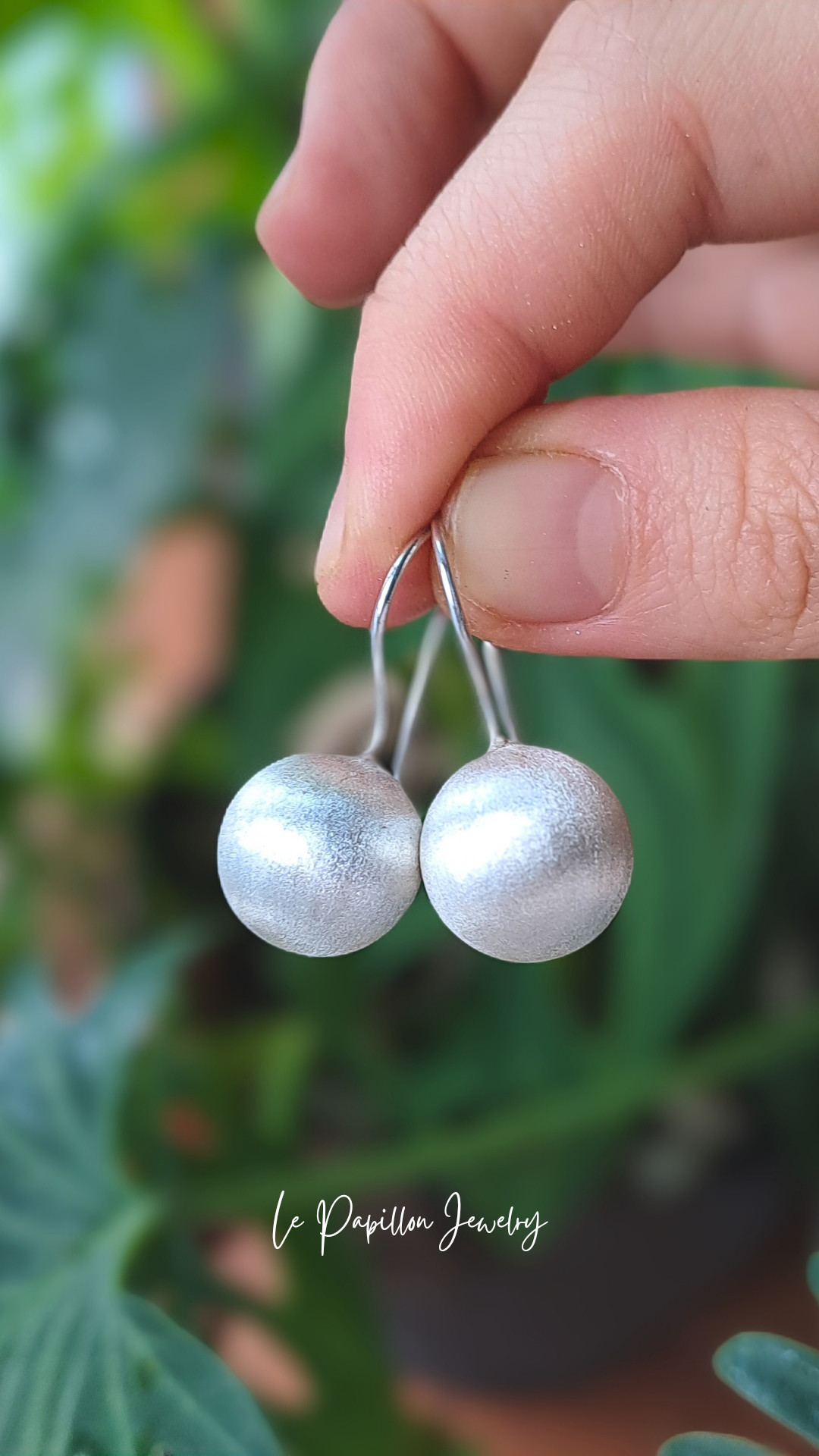 コロンと可愛い ボールシルバーピアス