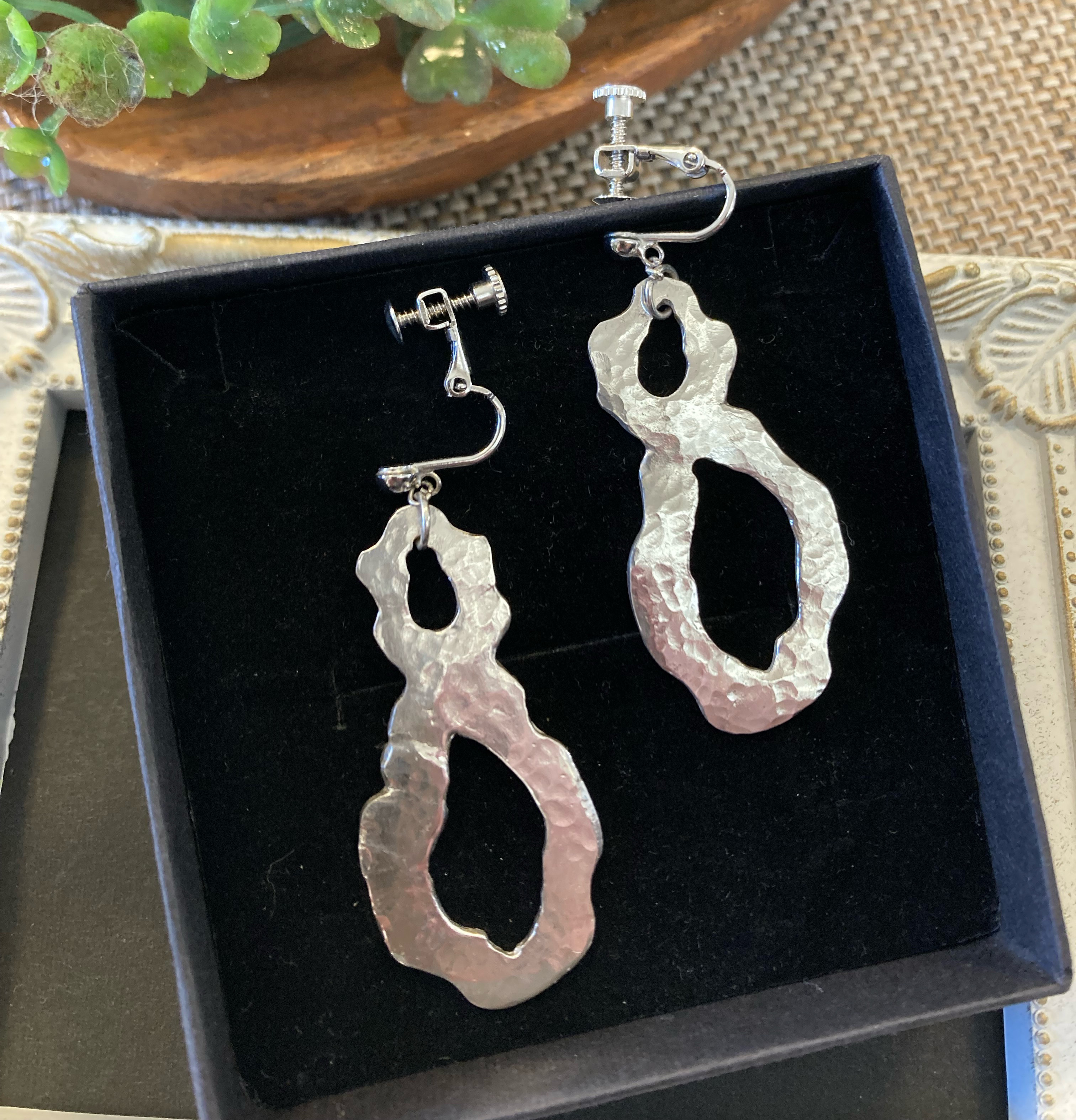 SV999オリジナル槌目打ちインフニティー イヤリング