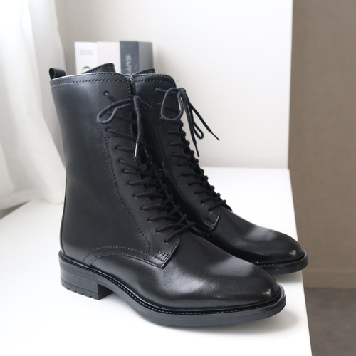 脚長効果バツグン 高品質な牛革のミドル丈レースアップブーツ / PO